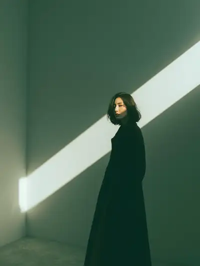 Portrait minimaliste d'une femme baignée d'un rayon de lumière
