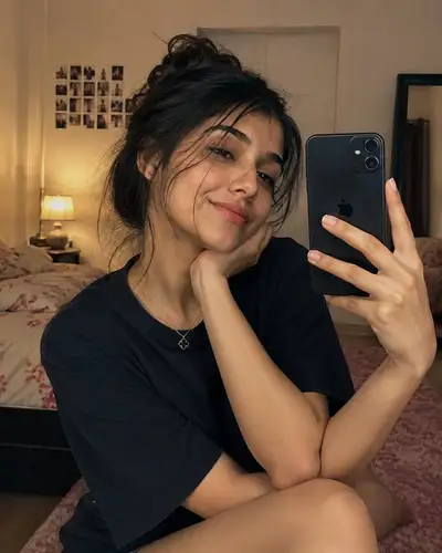 Selfie miroir en chambre chaleureuse avec éclairage de lampe doux