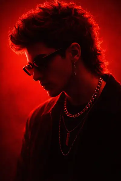 Portrait de profil à l'ambiance rouge avec mulet et chaînes