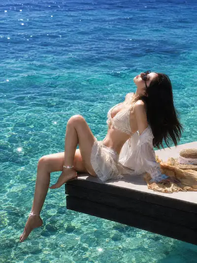 Invite photo de resort : femme sur le pont au-dessus d'une mer claire