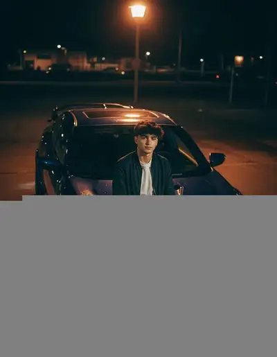 Hombre apoyado contra un Honda Civic Type R modificado de noche