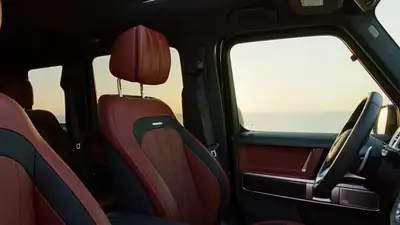 Montaje de coche en POV con conductora segura, hora dorada
