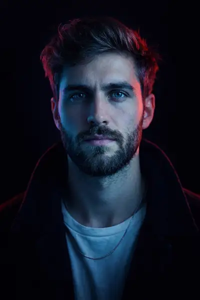 Retrato de estudio cyberpunk con iluminación dividida de neón