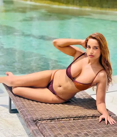 Poolside Bikini Porträt Fotorealistisch