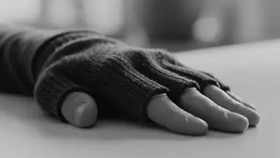 Escena de apartamento en gravedad cero en blanco y negro (Seedance 2.0)