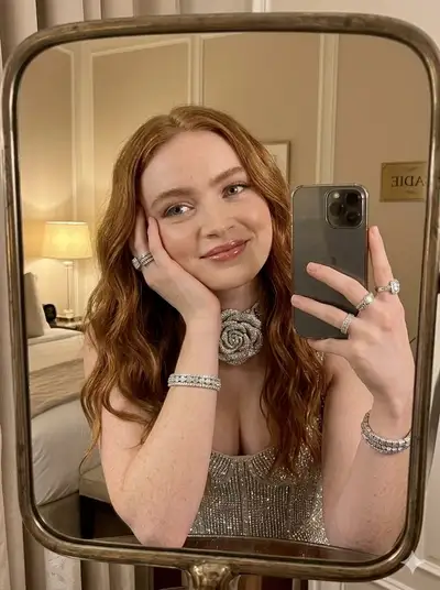 Glamorous Redhead Mirror Selfie Photorealistic Prompt