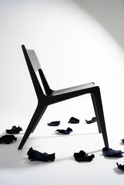 Toma de producto de silla de madera oscura en estudio