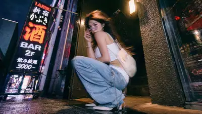 Y2K Denim Editorial Film Still einer Frau an der Bar in Kabukicho