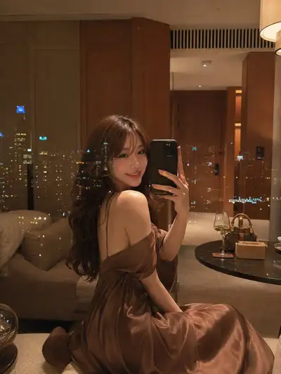 ホテルの鏡セルフィープロンプト：夜の街並みが窓に映る