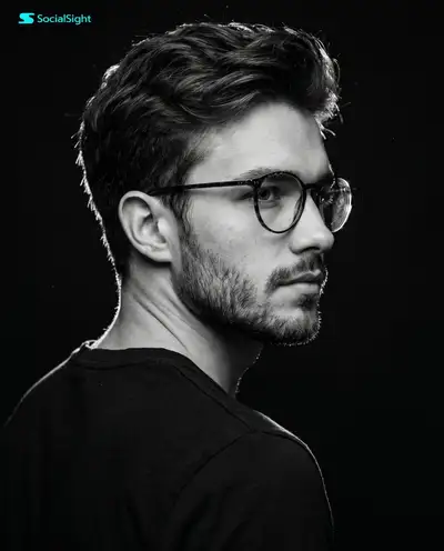 Ein dramatisches, kontrastreiches Studioporträt eines jungen Mannes mit dunklem, zerzaustem Haar