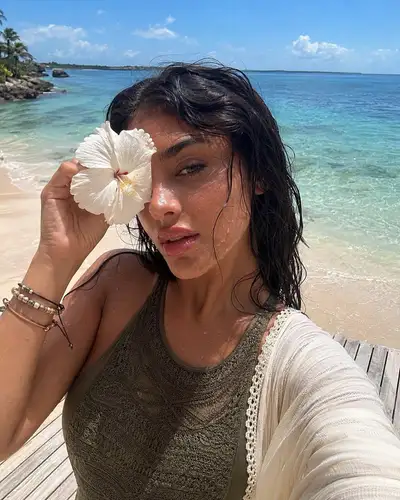 Selfie de vacaciones en la playa con flor de hibisco