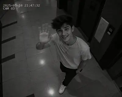 Séquence de vidéosurveillance CCTV d'une femme saluant la caméra