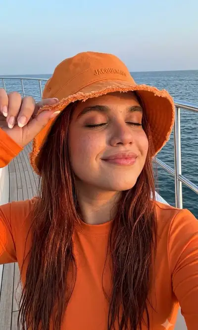 Ultrarealistisches Luxusyacht-Selfie zur Goldenen Stunde