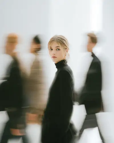 ハイファッション・アルプス女性ポートレート写真プロンプト