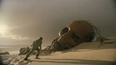 Pillard du désert escaladant une tête de mecha rouillée avant une tempête de sable