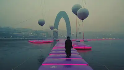 Toma de moda dorada en puente inflable