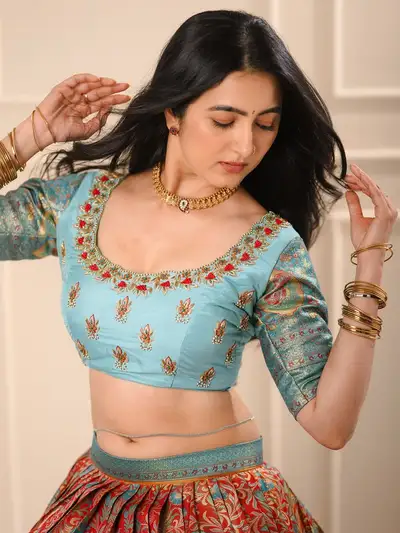 Portrait de mariée en lehenga traditionnel du sud de l'Inde, visage verrouillé