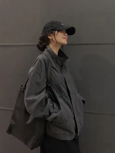 Portrait de studio minimaliste avec une veste utilitaire oversize