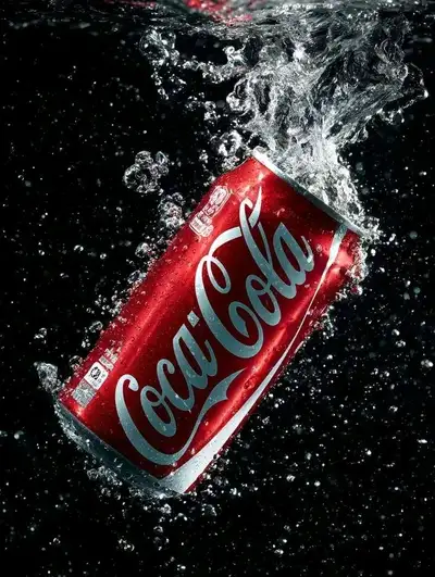Anuncio publicitario ultra-realista de bebidas con una clásica lata de aluminio