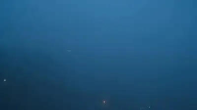 Toma de grúa descendente a través de una densa megaciudad de valle montañoso
