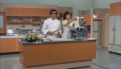 Missgeschick in japanischer Kochshow der 1970er: Retro-Broadcast-Video-Prompt