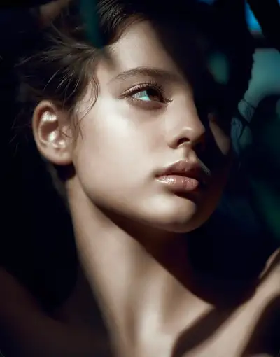 Retrato facial de claro-escuro melancólico com iluminação dramática