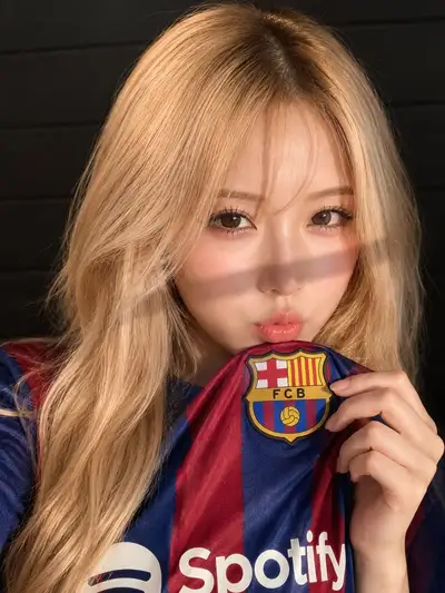 サッカーファンポートレートプロンプト：ノルウェー代表ユニフォームにキスするポーズ