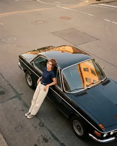 Foto editorial de un auto clasico y reflejos dorados al atardecer