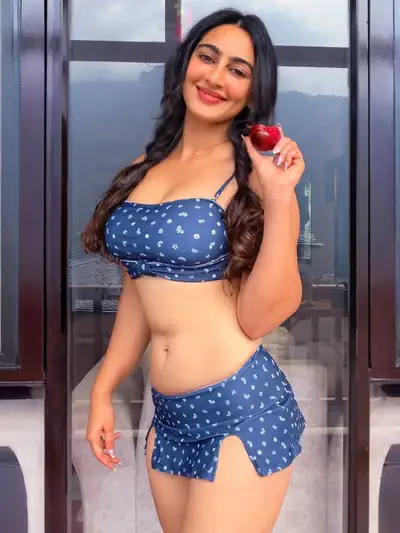 Fotorealistische indische Frau in floralem Top
