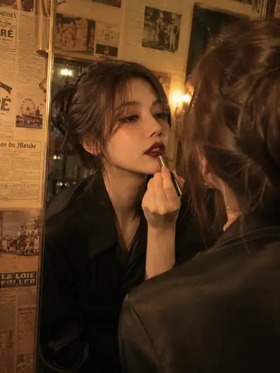 Portrait de beauté vintage appliquant du rouge à lèvres bordeaux