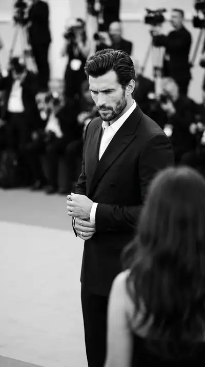 Retrato cinematográfico de esmoquin en alfombra roja con preservación de identidad