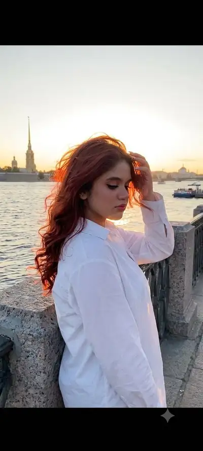 Portrait sur les quais de Saint-Pétersbourg : prompt de profil au coucher du soleil