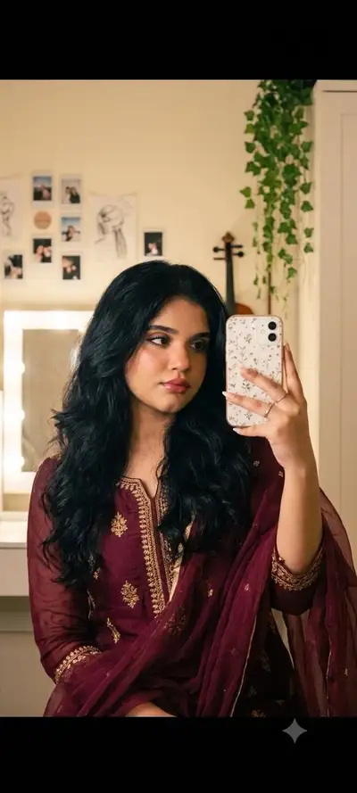 Retrato acogedor de selfie frente al espejo: prompt de dormitorio estético