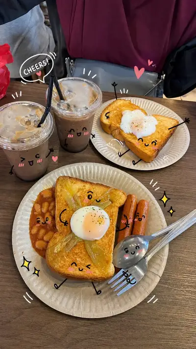 Kawaii-Doodle-Overlay auf einer Cafe-Fruhstucksszene