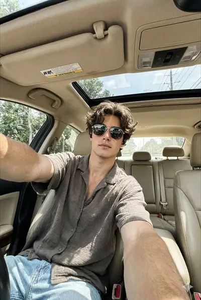 Selfie authentique en voiture grand angle, assorti à la référence