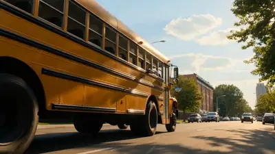 Passeio cinematográfico de verão em um ônibus escolar amarelo