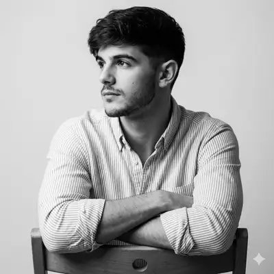 Retrato editorial en blanco y negro de un hombre con barba de perfil