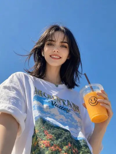 Portrait lifestyle estival joyeux avec un jus d'orange glacé