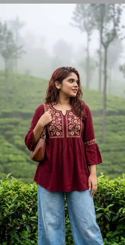 Filmisches Porträt in einer nebligen Teeplantage in Munnar