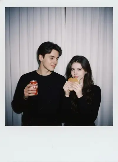 Foto candid de pareja estilo Polaroid nostálgica