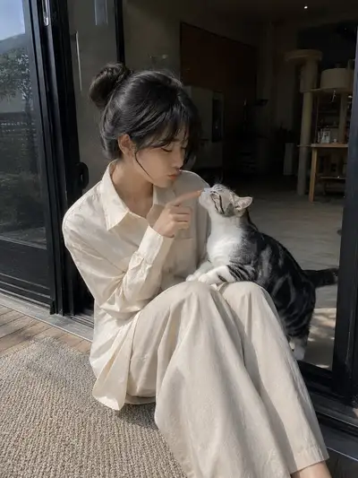 Photo spontanée au smartphone caressant un chat à l'entrée d'une maison