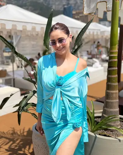 Fotorealistisches Porträt einer indischen Frau im Beach Club