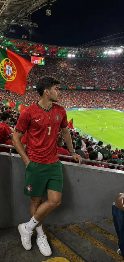 Ungezwungenes Foto eines Portugal-Fans auf den Stadionrängen bei einem WM-Spiel