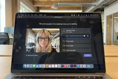 Falsa captura de tela hiper-realista de uma sala de espera do Teams em MacBook