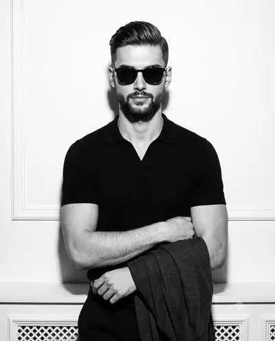 Retrato de estudio de alto contraste de un modelo masculino con gafas de sol