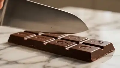 Processo de assar bolo de chocolate de luxo vídeo ASMR cinematográfico