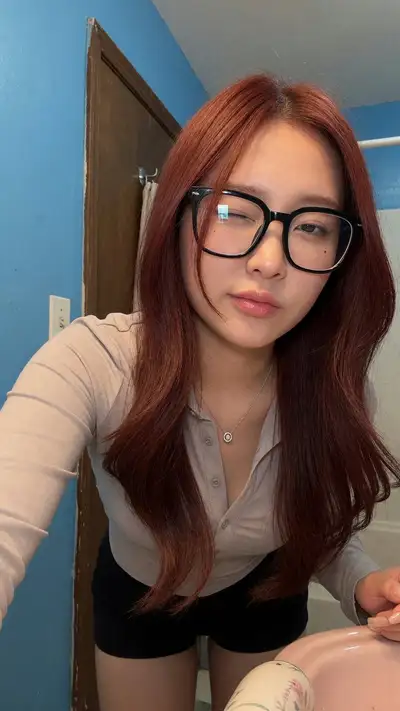 Realistic Selfie Photo Prompt: Young Woman with Auburn Hair