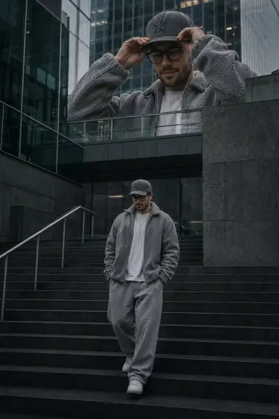 Kinematografisches Luxus-Streetwear-Editorial mit einer geschichteten In-Camera-Komposition,