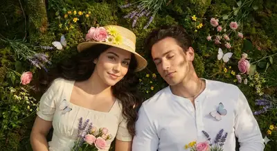 Romantisches Cottagecore-Paar schläft in einem Blumenfeld