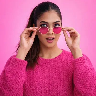 Symmetrisches Studioporträt mit runder Sonnenbrille, farbgesperrt